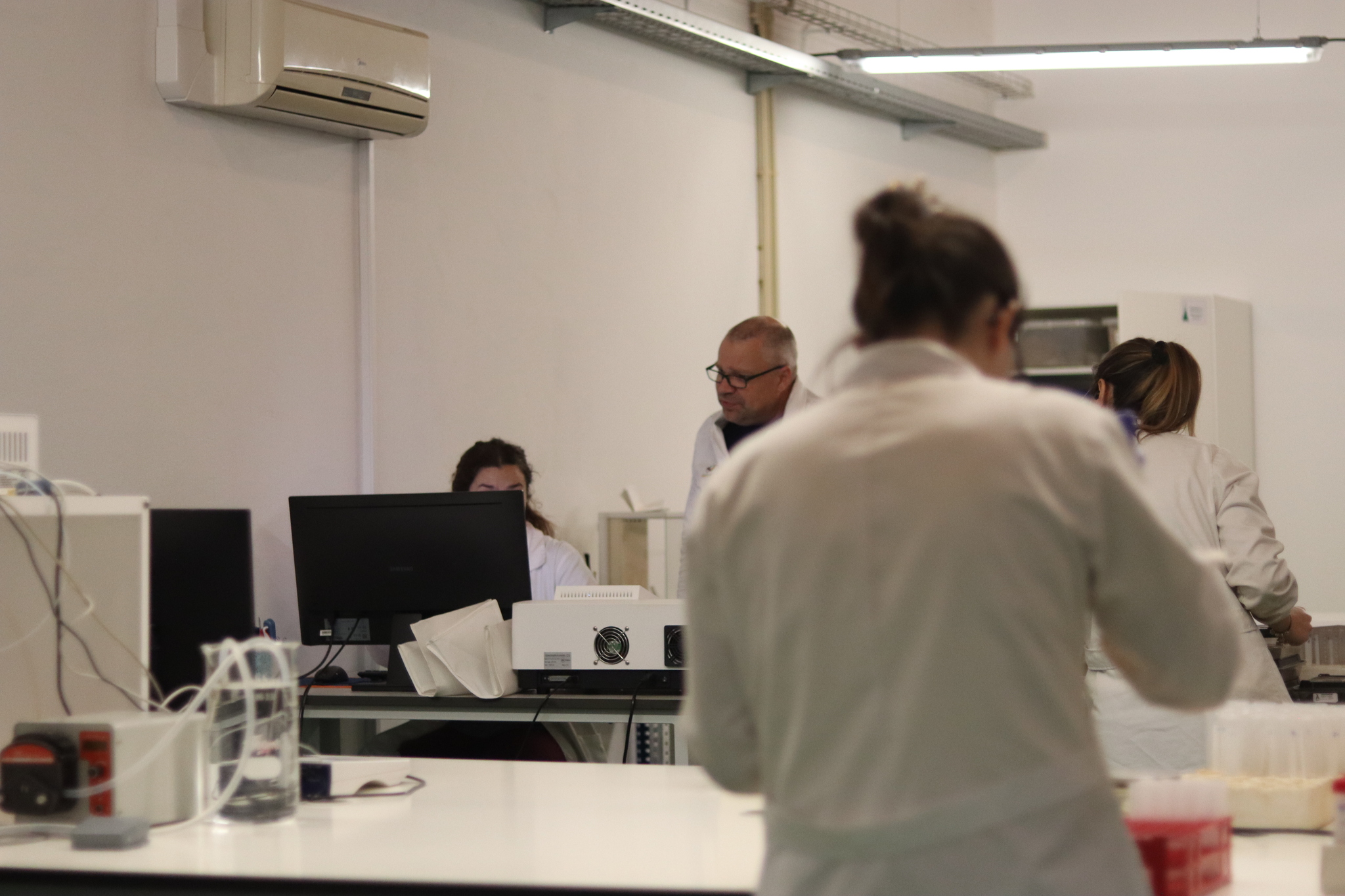 equipa de trabalho em laboratório de análise químicas
