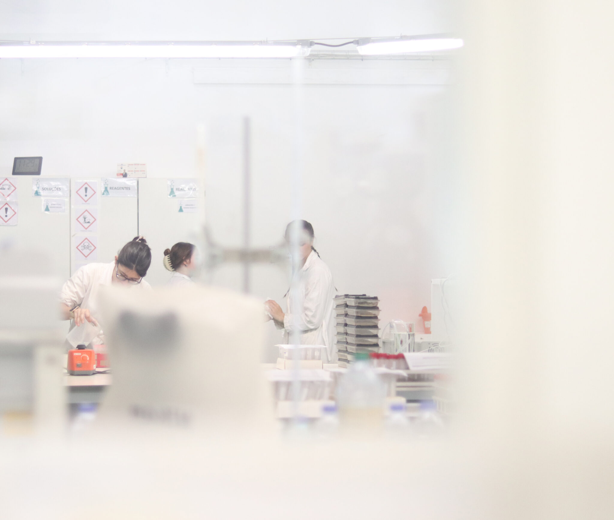equipa de trabalho em laboratório de análises químicas em Guimarães