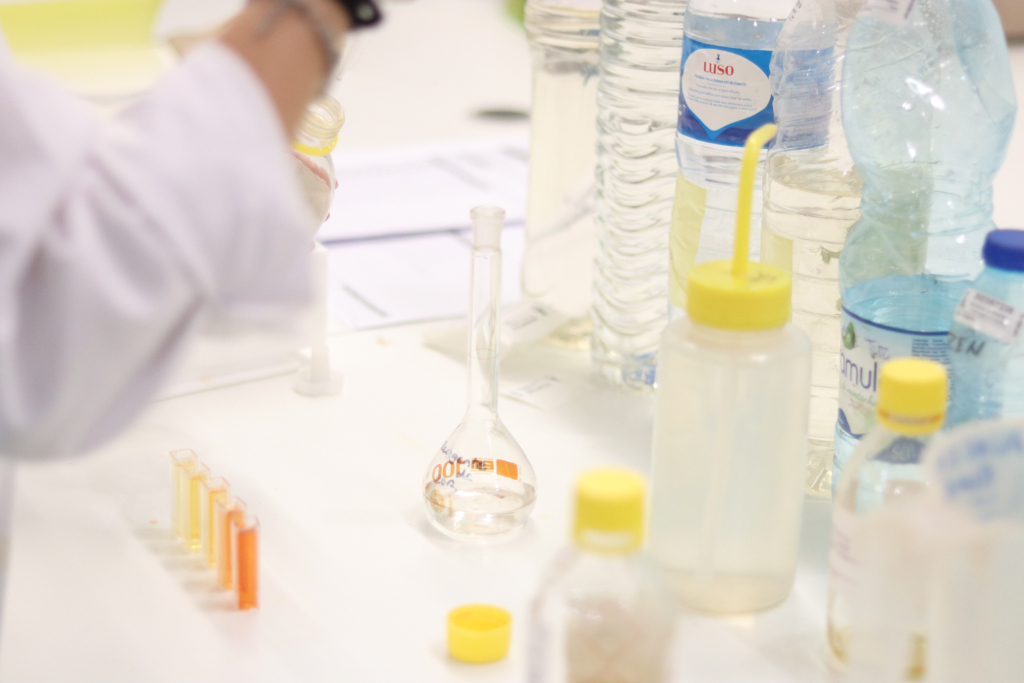 análise química à agua realizada em laboratório